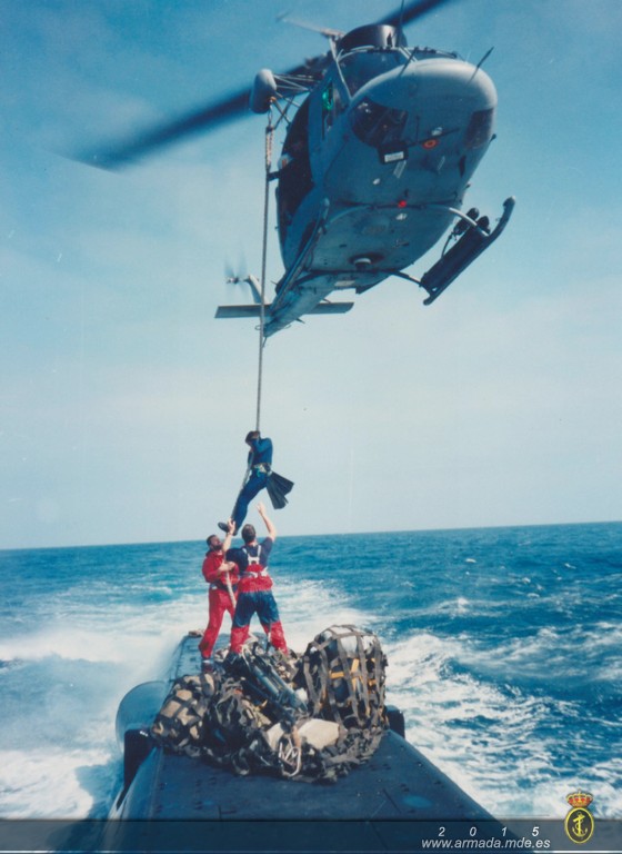 El "Delfín" recibe una unidad de operaciones especiales desde un helicóptero de la 3ª Escuadrilla durante los ejercicios FLOTEX-95